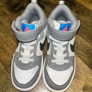 Nike Kids Gray and White Sneakers with Blue Accents